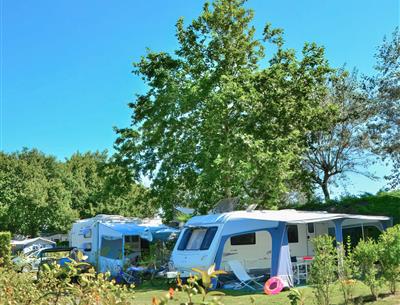 emplacements ombragés Camping La Roseraie La Baule grand emplacement calme plagebaie La Baule plage camping car caravane tente détente calme espace conviviale relaxation  