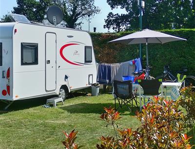 emplacements tentes semi ombragés Camping La Roseraie La Baule presqu'ile baie La Baule plage camping car caravane tente détente calme espace conviviale relaxation 