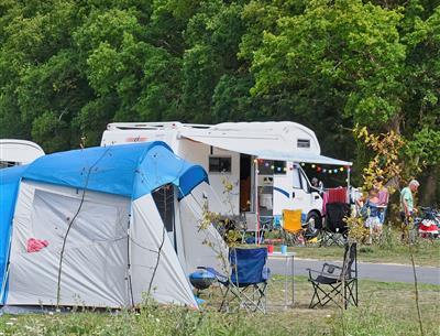 emplacements tentes campeurs la baule Camping La Roseraie La Baule presqu'ile baie La Baule plage camping car caravane tente détente calme espace conviviale relaxation 