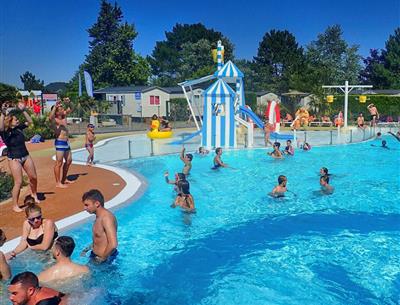 Piscine extérieure bassin chauffé jeux aquaplay jeux enfants adultes espace 