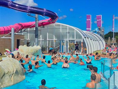 piscine extérieure avec toboggan bassin chauffé jeux aquaplay jeux enfants adultes espace sensation 