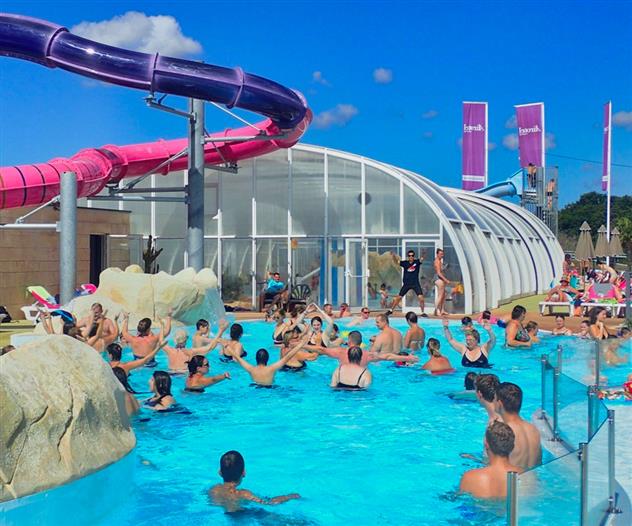 piscine extérieure avec toboggan bassin chauffé jeux aquaplay jeux enfants adultes espace sensation 
