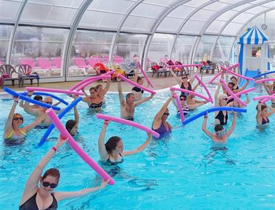 séance d'aquagym sport physique musique ludique conviviale bonne ambiance animateur