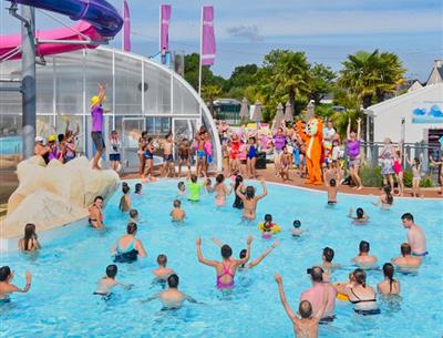 Cours collectif d'aquagym sport physique musique ludique conviviale bonne ambiance animateur