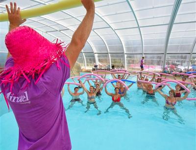 Séance d'aquagym sport physique musique ludique conviviale bonne ambiance enfants groupe