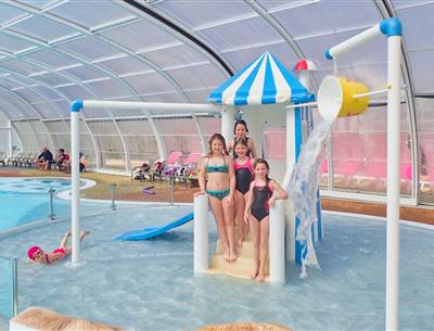 Camping 4* La Roseraie La Baule - www.laroseraie.com - Espace aquatique avec 5 toboggans bains à remous rivière massante jeux jets d'eau transat repos détente animations presqu'ile Loire Atlantique
