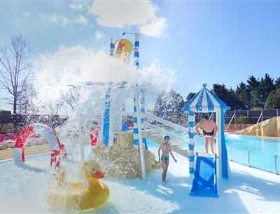 Camping 4* La Roseraie La Baule - www.laroseraie.com - Espace aquatique avec 5 toboggans bains à remous rivière massante jeux jets d'eau transat repos détente animations presqu'ile Loire Atlantique