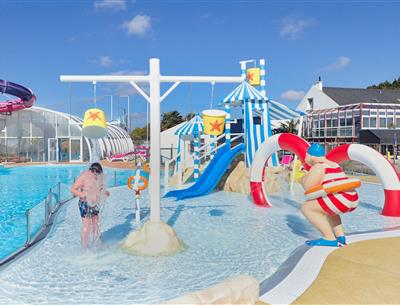 Camping 4* La Roseraie La Baule - www.laroseraie.com - Espace aquatique avec 5 toboggans bains à remous rivière massante jeux jets d'eau transat repos détente animations presqu'ile Loire Atlantique