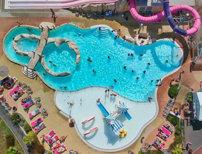 Camping 4* La Roseraie La Baule - www.laroseraie.com - Espace aquatique avec 5 toboggans bains à remous rivière massante jeux jets d'eau transat repos détente animations presqu'ile Loire Atlantique