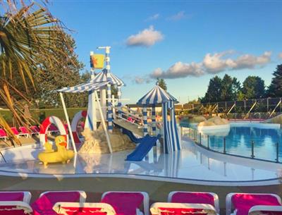 Camping 4* La Roseraie La Baule - www.laroseraie.com - Espace aquatique avec 5 toboggans bains à remous rivière massante jeux jets d'eau transat repos détente animations presqu'ile Loire Atlantique
