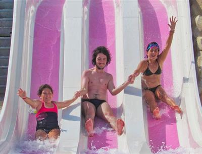 Camping 4* La Roseraie La Baule - www.laroseraie.com - Espace aquatique avec 5 toboggans bains à remous rivière massante jeux jets d'eau transat repos détente animations presqu'ile Loire Atlantique