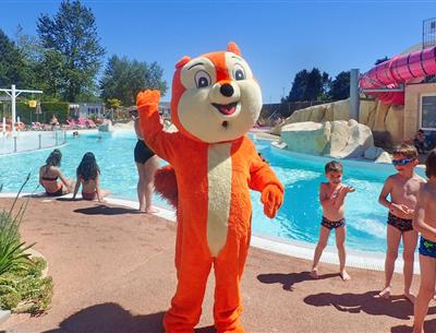 Camping 4* La Roseraie La Baule - www.laroseraie.com - Espace aquatique avec 5 toboggans bains à remous rivière massante jeux jets d'eau transat repos détente animations presqu'ile Loire Atlantique