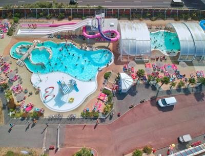 Camping 4* La Roseraie La Baule - www.laroseraie.com - Espace aquatique avec 5 toboggans bains à remous rivière massante jeux jets d'eau transat repos détente animations presqu'ile Loire Atlantique