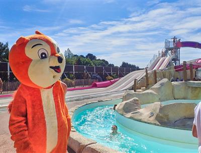 Camping 4* La Roseraie La Baule - www.laroseraie.com - Espace aquatique avec 5 toboggans bains à remous rivière massante jeux jets d'eau transat repos détente animations presqu'ile Loire Atlantique