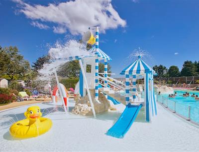 Camping 4* La Roseraie La Baule - www.laroseraie.com - Espace aquatique avec 5 toboggans bains à remous rivière massante jeux jets d'eau transat repos détente animations presqu'ile Loire Atlantique