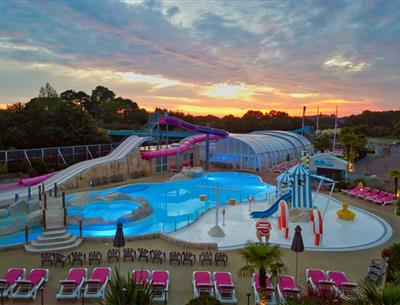 Camping 4* La Roseraie La Baule - www.laroseraie.com - Espace aquatique avec 5 toboggans bains à remous rivière massante jeux jets d'eau transat repos détente animations presqu'ile Loire Atlantique
