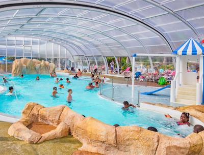 Camping 4* La Roseraie La Baule - www.laroseraie.com - Espace aquatique avec 5 toboggans bains à remous rivière massante jeux jets d'eau transat repos détente animations presqu'ile Loire Atlantique