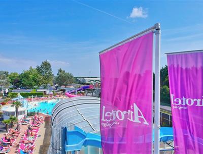 Camping 4* La Roseraie La Baule - www.laroseraie.com - Espace aquatique avec 5 toboggans bains à remous rivière massante jeux jets d'eau transat repos détente animations presqu'ile Loire Atlantique