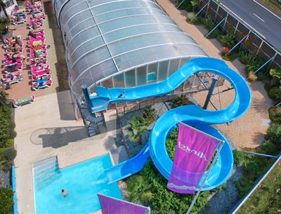 Camping 4* La Roseraie La Baule - www.laroseraie.com - Espace aquatique avec 5 toboggans bains à remous rivière massante jeux jets d'eau transat repos détente animations presqu'ile Loire Atlantique