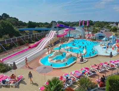 Camping 4* La Roseraie La Baule - www.laroseraie.com - Espace aquatique avec 5 toboggans bains à remous rivière massante jeux jets d'eau transat repos détente animations presqu'ile Loire Atlantique