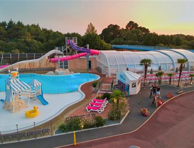 Camping 4* La Roseraie La Baule - www.laroseraie.com - Espace aquatique avec 5 toboggans bains à remous rivière massante jeux jets d'eau transat repos détente animations presqu'ile Loire Atlantique