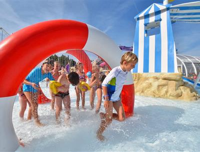 Camping 4* La Roseraie La Baule - www.laroseraie.com - Espace aquatique avec 5 toboggans bains à remous rivière massante jeux jets d'eau transat repos détente animations presqu'ile Loire Atlantique