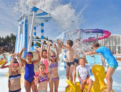 Camping 4* La Roseraie La Baule - www.laroseraie.com - Espace aquatique avec 5 toboggans bains à remous rivière massante jeux jets d'eau transat repos détente animations presqu'ile Loire Atlantique
