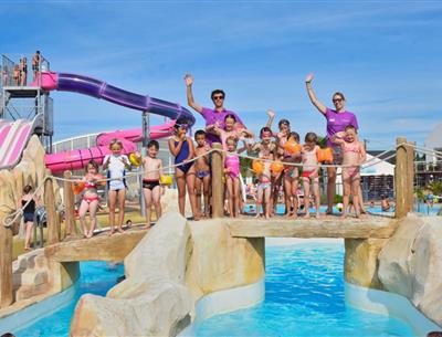 Camping 4* La Roseraie La Baule - www.laroseraie.com - Espace aquatique avec 5 toboggans bains à remous rivière massante jeux jets d'eau transat repos détente animations presqu'ile Loire Atlantique