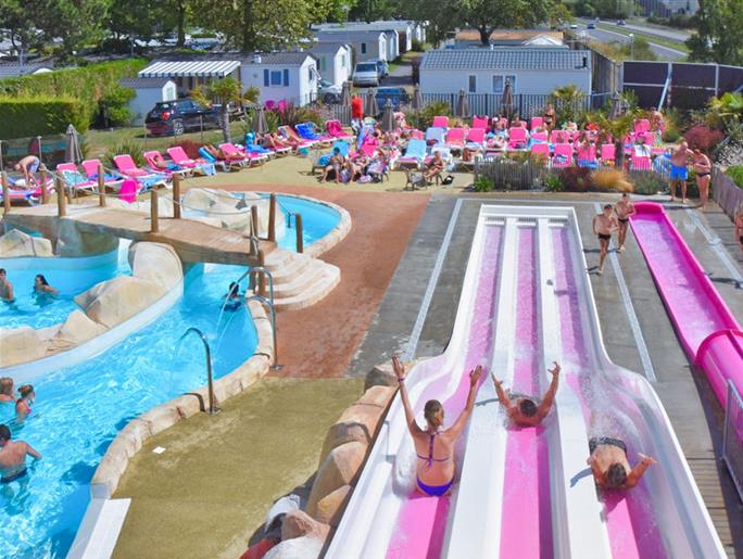 Camping 4* La Roseraie La Baule - www.laroseraie.com - Espace aquatique 5 toboggans bains à remous rivière massante jeux jets d'eau transat repos détente animations presqu'ile Loire Atlantique