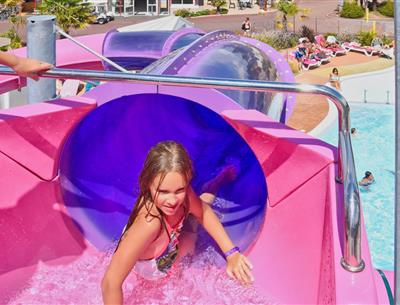 Camping 4* La Roseraie La Baule - www.laroseraie.com - Espace aquatique avec 5 toboggans bains à remous rivière massante jeux jets d'eau transat repos détente animations presqu'ile Loire Atlantique