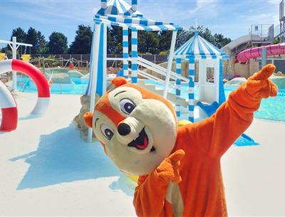 Camping 4* La Roseraie La Baule - www.laroseraie.com - Espace aquatique avec 5 toboggans bains à remous rivière massante jeux jets d'eau transat repos détente animations presqu'ile Loire Atlantique