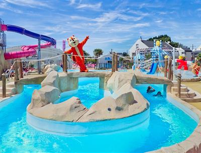 Camping 4* La Roseraie La Baule - www.laroseraie.com - Espace aquatique avec 5 toboggans bains à remous rivière massante jeux jets d'eau transat repos détente animations presqu'ile Loire Atlantique