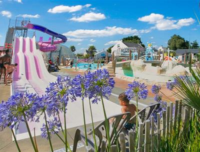 Camping 4* La Roseraie La Baule - www.laroseraie.com - Espace aquatique avec 5 toboggans bains à remous rivière massante jeux jets d'eau transat repos détente animations presqu'ile Loire Atlantique