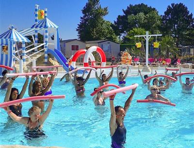 exercice d'aquagym animations animateur sport physique groupe initiation découverte Loire Atlantique Camping La Roseraie La Baule 44 presqu'ile 