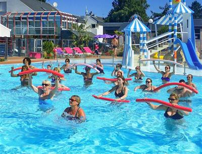 exercice d'aquagym animations animateur sport physique groupe initiation découverte Loire Atlantique Camping La Roseraie La Baule 44 presqu'ile sport physique groupe convivialité
