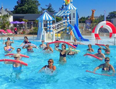 cours d'aquagym animations animateur sport physique groupe initiation découverte Loire Atlantique Camping La Roseraie La Baule 44 presqu'ile sport physique musique ambiance groupe