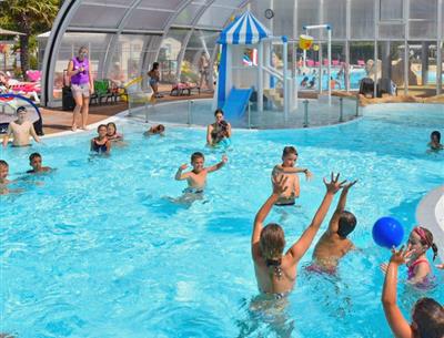 piscine couverte mais découvrable animations animateur sport physique groupe initiation découverte Loire Atlantique Camping La Roseraie La Baule 44 presqu'ile 