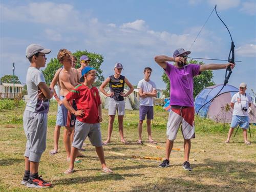 Tir à l'arc animations animateur sport physique groupe initiation découverte Loire Atlantique Camping La Roseraie La Baule 44 presqu'ile  - Camping La Roseraie