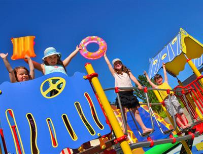 aire de jeux pour les petits Camping La Roseraie La Baule baie La Baule plage espace conviviale  jeux équipe amis 