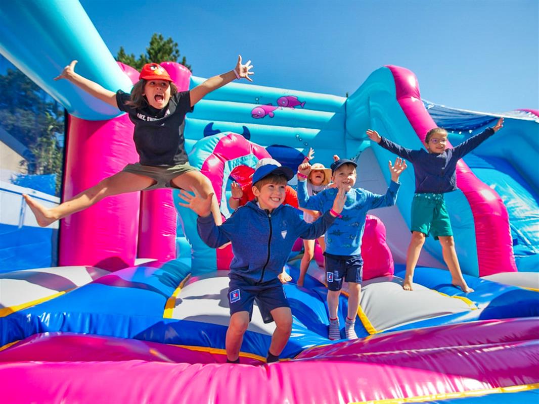 Aire de jeux pour les enfants de 4 à 10 ans - Camping La Baule avec loisirs  4 etoiles - Camping La Roseraie