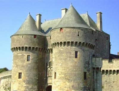 Village Camping La Roseraie **** à La Baule - www.laroseraie.com - Les remparts de Guérande sel remparts presqu'ile ville fortifiée médiévale histoire moyen age