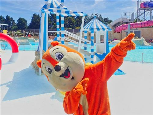 Camping 4* La Roseraie La Baule - www.laroseraie.com - Mascotte du camping dans le parc aquatique - Camping La Roseraie