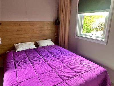 chambre lit double - Cottage Prestige 6 personnes - 37m² Camping La Roseraie La Baule  haut de gamme deux salle de bain extra confort grande terrasse semi-couverte équipement moderne découverte vacances presqu'ile Loire Atlantique