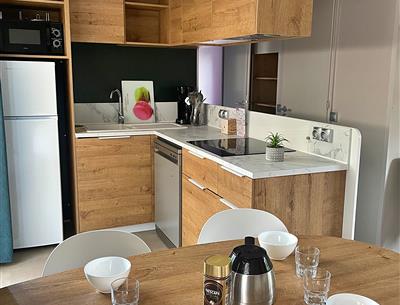 cuisine Cottage Prestige 6 personnes - 37m² Camping La Roseraie La Baule  haut de gamme deux salle de bain extra confort grande terrasse semi-couverte équipement moderne découverte vacances presqu'ile Loire Atlantique