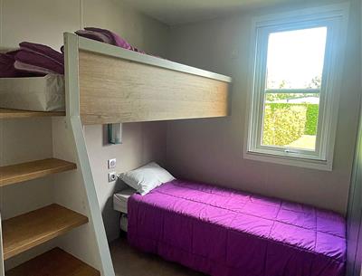 chambre 3 lits simples - Cottage Prestige 6 personnes - 37m² Camping La Roseraie La Baule  haut de gamme deux salle de bain extra confort grande terrasse semi-couverte équipement moderne découverte vacances presqu'ile Loire Atlantique