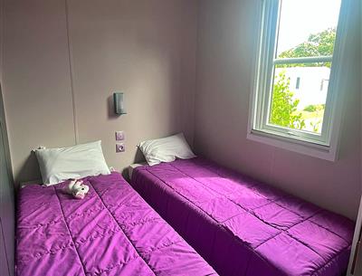 chambre 2 lits simples - Cottage Prestige 6 personnes - 37m² Camping La Roseraie La Baule  haut de gamme deux salle de bain extra confort grande terrasse semi-couverte équipement moderne découverte vacances presqu'ile Loire Atlantique