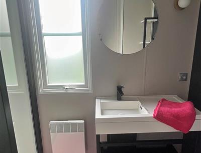 salle de bain Cottage Prestige 6 personnes - 37m² Camping La Roseraie La Baule  haut de gamme deux salle de bain extra confort grande terrasse semi-couverte équipement moderne découverte vacances presqu'ile Loire Atlantique