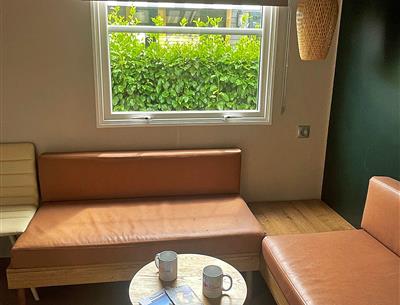 salon Cottage Prestige 6 personnes - 37m² Camping La Roseraie La Baule  haut de gamme deux salle de bain extra confort grande terrasse semi-couverte équipement moderne découverte vacances presqu'ile Loire Atlantique